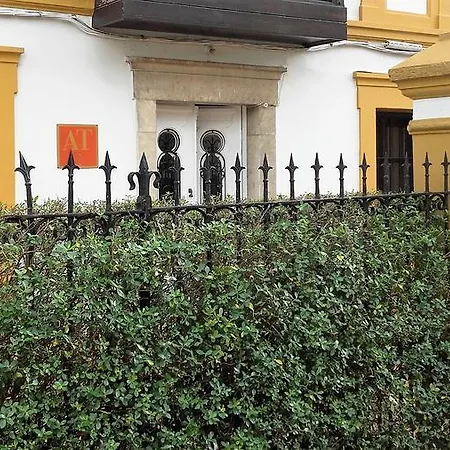 At Manola Коломбрес