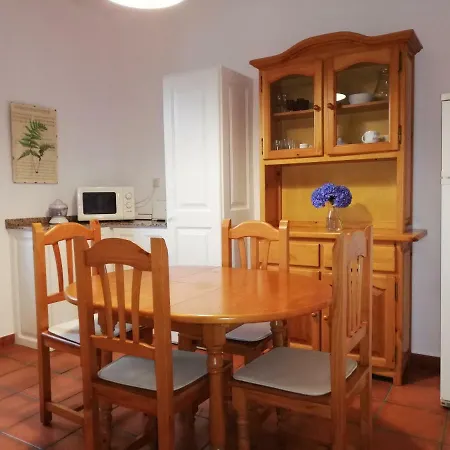 At Manola Коломбрес